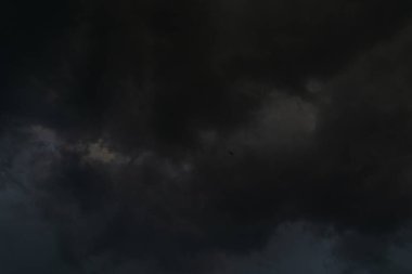 Gün boyunca koyu bulutların arkaplanı, güzel gri ve gökkuşağı renkleriyle