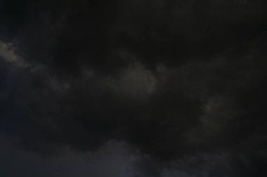 Gün boyunca koyu bulutların arkaplanı, güzel gri ve gökkuşağı renkleriyle