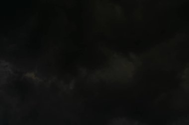 Gün boyunca koyu bulutların arkaplanı, güzel gri ve gökkuşağı renkleriyle