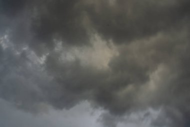 Gün boyunca koyu bulutların arkaplanı, güzel gri ve gökkuşağı renkleriyle