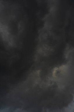Gün boyunca koyu bulutların arkaplanı, güzel gri ve gökkuşağı renkleriyle
