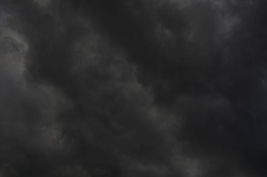 Gün boyunca koyu bulutların arkaplanı, güzel gri ve gökkuşağı renkleriyle