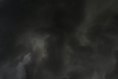 Gün boyunca koyu bulutların arkaplanı, güzel gri ve gökkuşağı renkleriyle