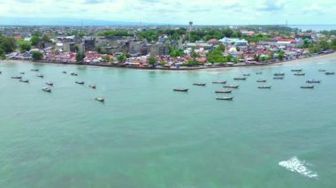 Endonezya sahilinin doğal manzarası, açık bir sabahta beyaz kum ve mavi deniz.