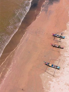 Endonezya sahilinin doğal manzarası, açık bir sabahta beyaz kum ve mavi deniz.