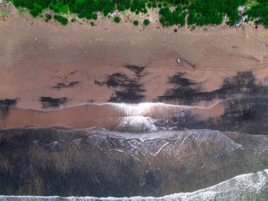Endonezya sahilinin doğal manzarası, açık bir sabahta beyaz kum ve mavi deniz.
