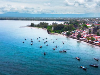 Endonezya sahilinin doğal manzarası, açık bir sabahta beyaz kum ve mavi deniz.
