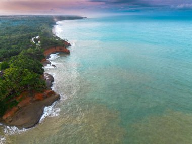 Güzel bir sabah manzarası Endonezya plaj havası Gökyüzü renkleri ve fırtına mevsimi