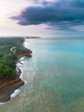 Güzel bir sabah manzarası Endonezya plaj havası Gökyüzü renkleri ve fırtına mevsimi