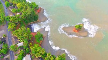 Güzel bir sabah manzarası Endonezya plaj havası Gökyüzü renkleri ve fırtına mevsimi