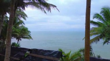 Güzel bir sabah manzarası Endonezya plaj havası Gökyüzü renkleri ve fırtına mevsimi