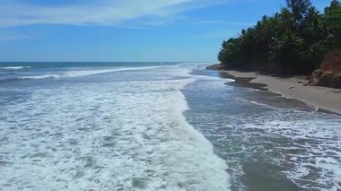 Güzel bir sabah manzarası Endonezya plaj havası Gökyüzü renkleri ve fırtına mevsimi