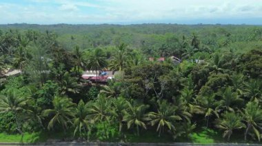 Güzel bir sabah manzarası Endonezya plaj havası Gökyüzü renkleri ve fırtına mevsimi
