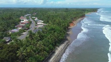 Güzel bir sabah manzarası Endonezya plaj havası Gökyüzü renkleri ve fırtına mevsimi