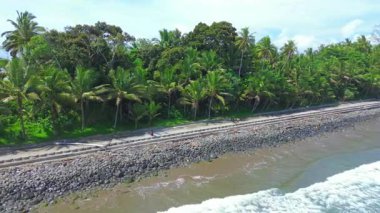 Güzel bir sabah manzarası Endonezya plaj havası Gökyüzü renkleri ve fırtına mevsimi