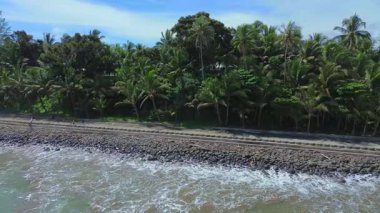 Güzel bir sabah manzarası Endonezya plaj havası Gökyüzü renkleri ve fırtına mevsimi