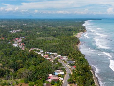 Güzel bir sabah manzarası Endonezya plaj havası Gökyüzü renkleri ve fırtına mevsimi