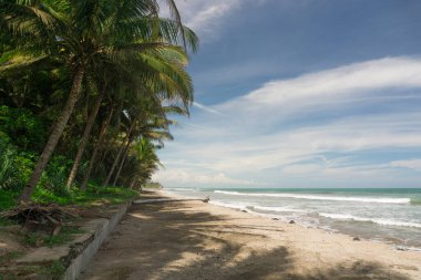 Güzel bir sabah manzarası Endonezya plaj havası Gökyüzü renkleri ve fırtına mevsimi
