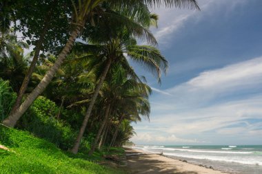 Güzel bir sabah manzarası Endonezya plaj havası Gökyüzü renkleri ve fırtına mevsimi
