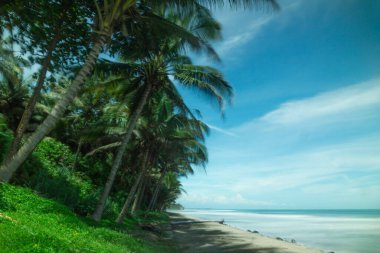 Güzel bir sabah manzarası Endonezya plaj havası Gökyüzü renkleri ve fırtına mevsimi