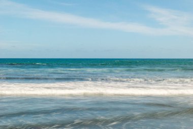 Güzel bir sabah manzarası Endonezya plaj havası Gökyüzü renkleri ve fırtına mevsimi