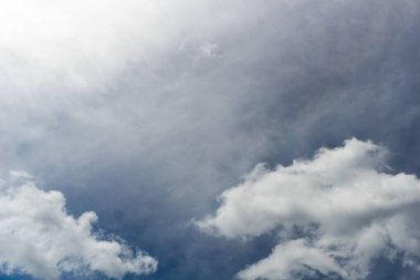 Doğa tuvali sükunetin renklerine boyanmış.