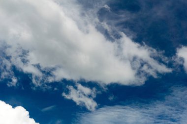 Doğa tuvali sükunetin renklerine boyanmış.