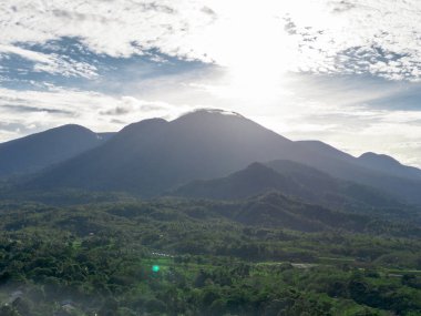 Endonezya tarım endüstrisinin güzel sabah manzarası güzel gökyüzü renkleriyle pirinç tarlaları doğal ışık