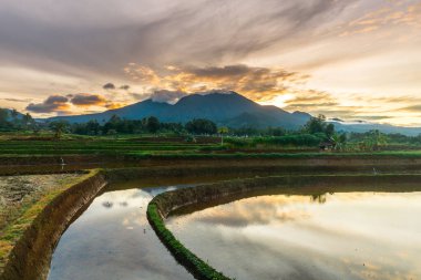 Güzel bir sabah manzarası Endonezya manzara plajı güzellik rengi ve gökyüzü doğal ışığı