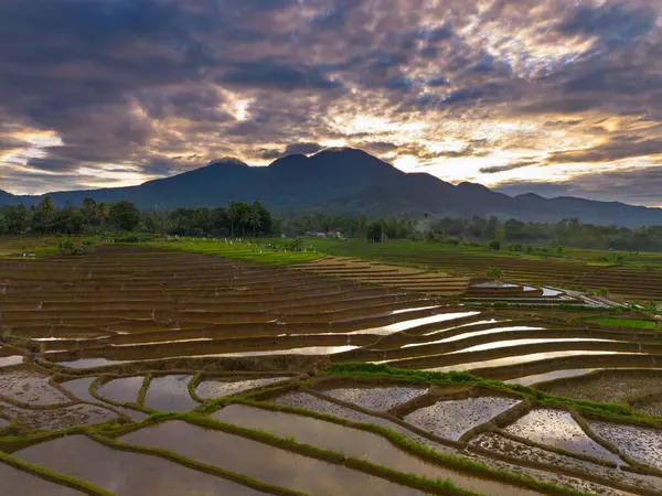 Güzel bir sabah manzarası Endonezya manzara plajı güzellik rengi ve gökyüzü doğal ışığı