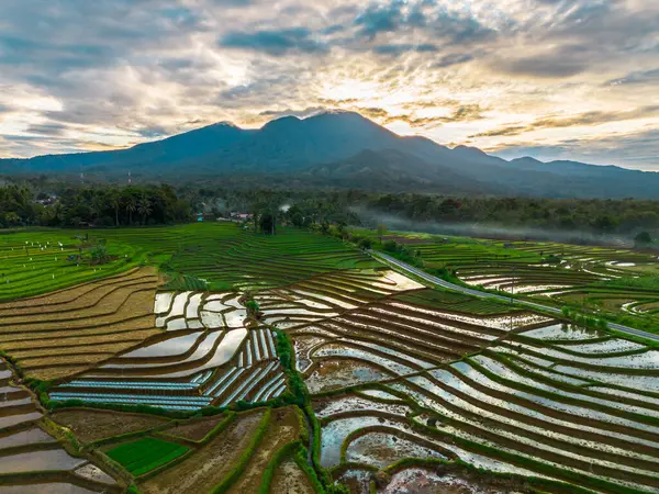 Güzel bir sabah manzarası Endonezya manzara plajı güzellik rengi ve gökyüzü doğal ışığı