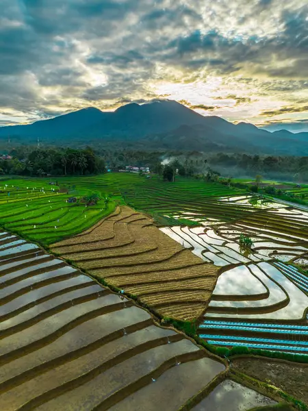 Güzel bir sabah manzarası Endonezya manzara plajı güzellik rengi ve gökyüzü doğal ışığı