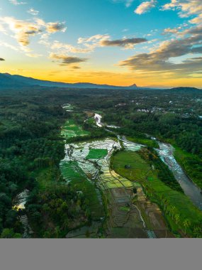 Güzel bir sabah manzarası Endonezya manzara plajı güzellik rengi ve gökyüzü doğal ışığı