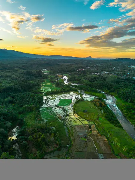Güzel bir sabah manzarası Endonezya manzara plajı güzellik rengi ve gökyüzü doğal ışığı