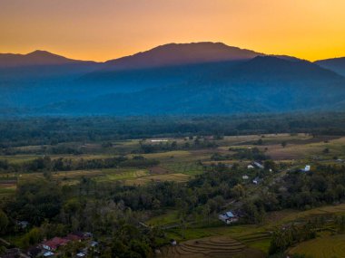 Güzel bir sabah manzarası Endonezya manzara plajı güzellik rengi ve gökyüzü doğal ışığı
