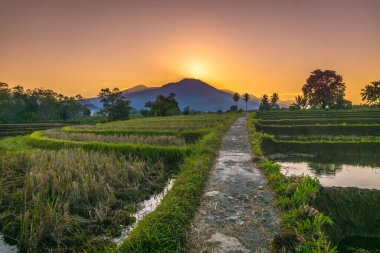Güzel bir sabah manzarası Endonezya manzara plajı güzellik rengi ve gökyüzü doğal ışığı
