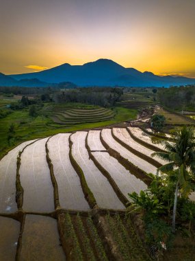 Güzel bir sabah manzarası Endonezya manzara plajı güzellik rengi ve gökyüzü doğal ışığı