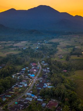 Güzel bir sabah manzarası Endonezya manzara plajı güzellik rengi ve gökyüzü doğal ışığı