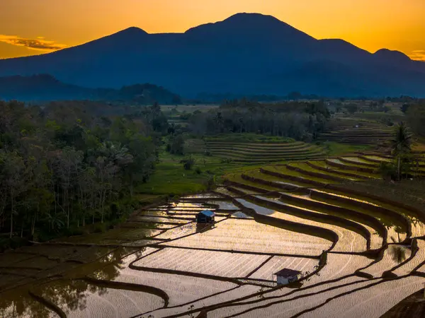 Güzel bir sabah manzarası Endonezya manzara plajı güzellik rengi ve gökyüzü doğal ışığı