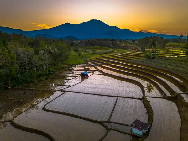 Güzel bir sabah manzarası Endonezya manzara plajı güzellik rengi ve gökyüzü doğal ışığı