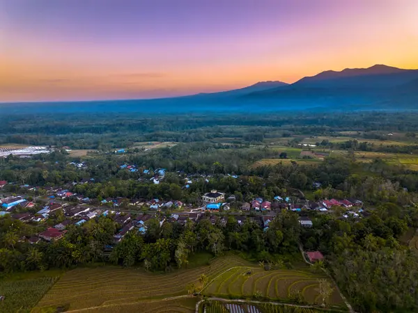 Güzel bir sabah manzarası Endonezya manzara plajı güzellik rengi ve gökyüzü doğal ışığı