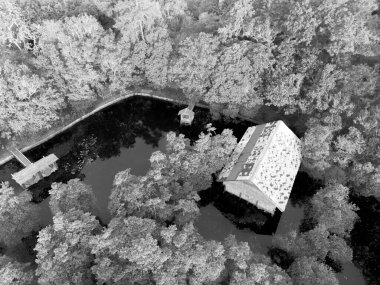 Endonezya 'nın güzelliği, gün batımında mangrov ormanları ve plajları.