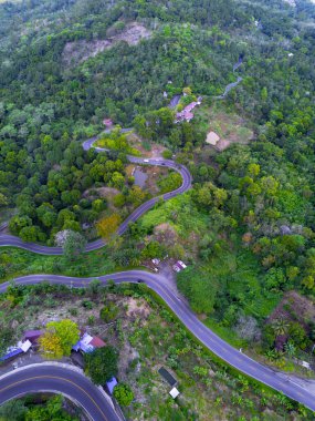 Endonezya 'nın güzelliği, gün batımında mangrov ormanları ve plajları.