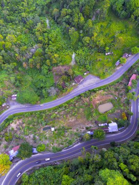 Endonezya 'nın güzelliği, gün batımında mangrov ormanları ve plajları.