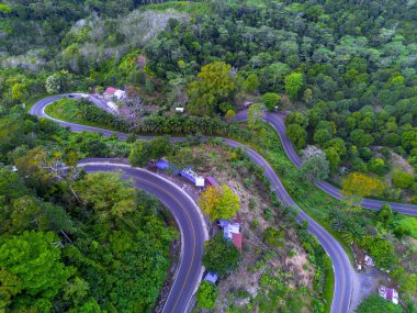 Endonezya 'nın güzelliği, gün batımında mangrov ormanları ve plajları.