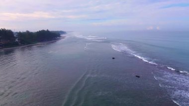 Endonezya 'nın güzelliği, gün batımında mangrov ormanları ve plajları.