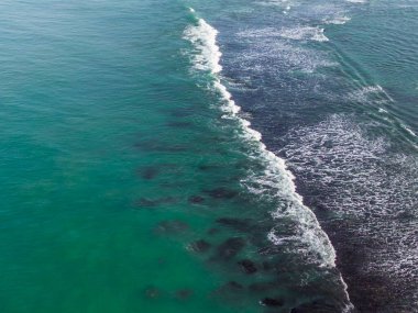 Endonezya 'nın güzelliği, gün batımında mangrov ormanları ve plajları.