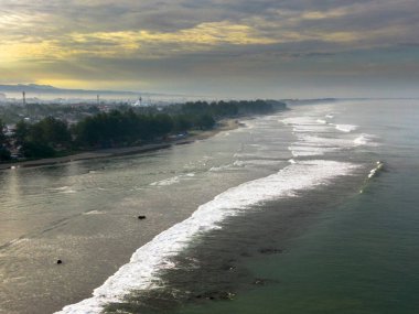 Endonezya 'nın güzelliği, gün batımında mangrov ormanları ve plajları.