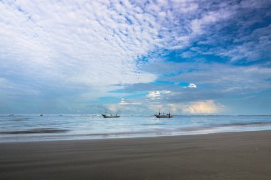 Endonezya 'nın güzelliği, gün batımında mangrov ormanları ve plajları.