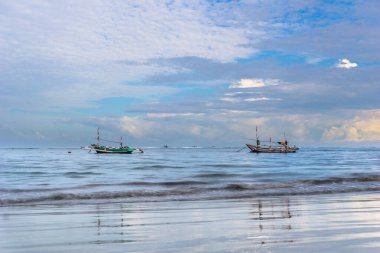 Endonezya 'nın güzelliği, gün batımında mangrov ormanları ve plajları.